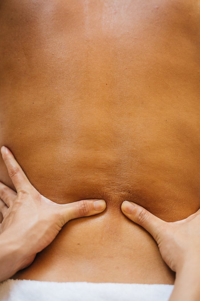 our-facilities-01 Close-up of hands performing a relaxing massage on a client's back, focusing on wellness and relaxation.